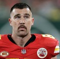 Siapa Travis Kelce yang Dirumorkan Pacar Taylor Swift?