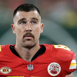Siapa Travis Kelce yang Dirumorkan Pacar Taylor Swift?