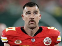 Siapa Travis Kelce yang Dirumorkan Pacar Taylor Swift?
