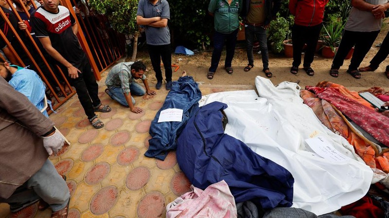 Jenazah warga Palestina yang tewas dalam serangan Israel dibaringkan di sebuah rumah sakit di Khan Younis di Jalur Gaza selatan (REUTERS/Mohammed Salem)