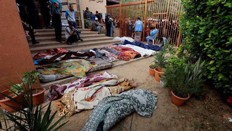 Jenazah warga Palestina yang tewas dalam serangan Israel dibaringkan di sebuah rumah sakit di Khan Younis di Jalur Gaza selatan (REUTERS/Mohammed Salem)