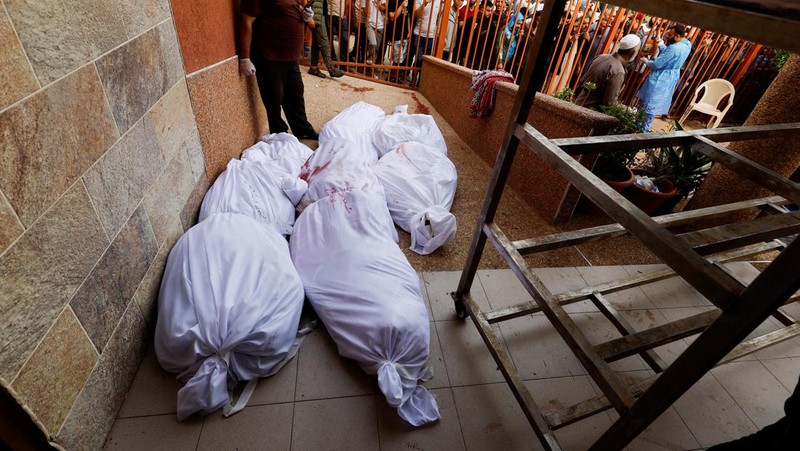 Jenazah warga Palestina yang tewas dalam serangan Israel dibaringkan di sebuah rumah sakit di Khan Younis di Jalur Gaza selatan (REUTERS/Mohammed Salem)