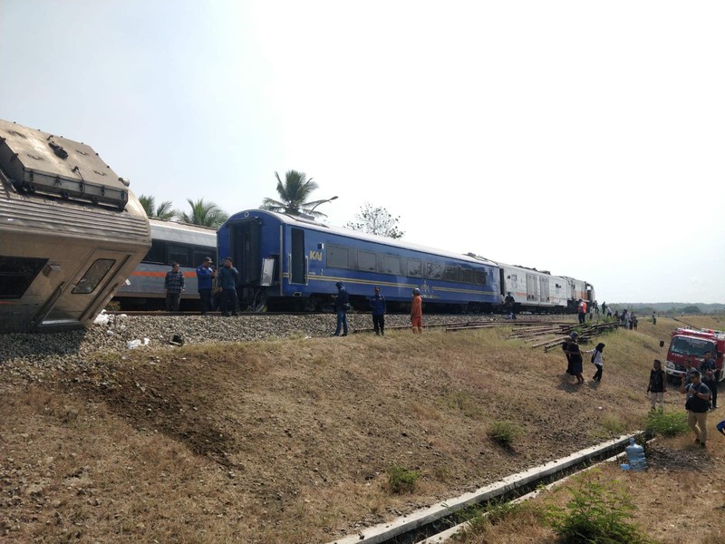 Kereta Api Argo Semeru anjlok di kilometer 520 +4 Petak Jalan Sentolo, Wates, Selasa (17/10). (Dok. Facebook @Chiara Hawnuhita)