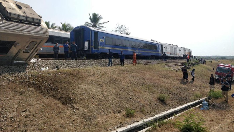 Kereta Api Argo Semeru anjlok di kilometer 520 +4 Petak Jalan Sentolo, Wates, Selasa (17/10). (Dok. Facebook @Chiara Hawnuhita)