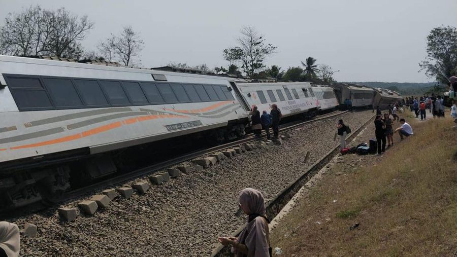 Kereta Api Argo Semeru anjlok di kilometer 520 +4 Petak Jalan Sentolo, Wates, Selasa (17/10). (Dok. Facebook @Chiara Hawnuhita)