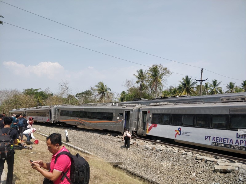 Kereta Api Argo Semeru anjlok di kilometer 520 +4 Petak Jalan Sentolo, Wates, Selasa (17/10). (Dok. Facebook @Chiara Hawnuhita)