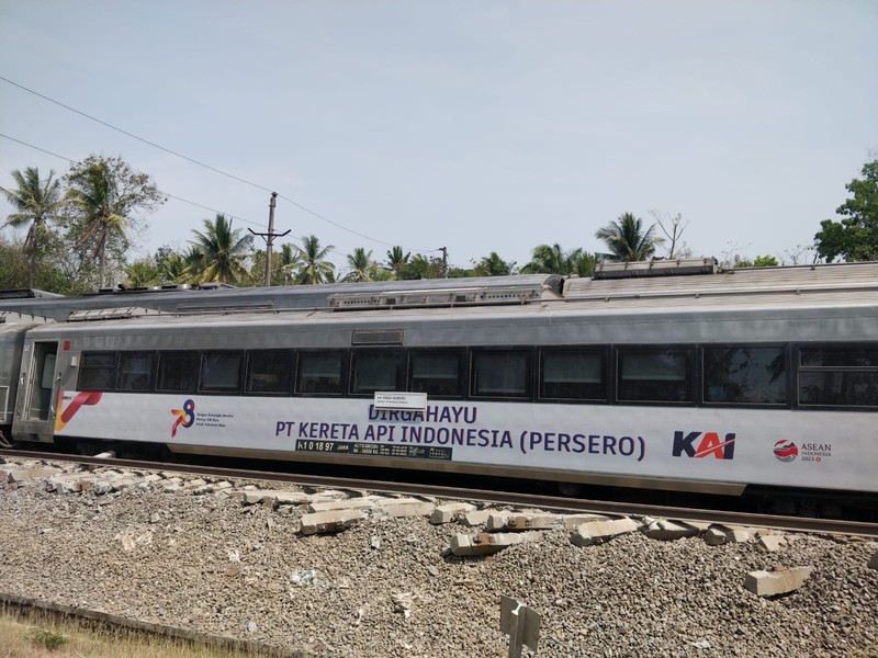 Kereta Api Argo Semeru anjlok di kilometer 520 +4 Petak Jalan Sentolo, Wates, Selasa (17/10). (Dok. Facebook @Chiara Hawnuhita)