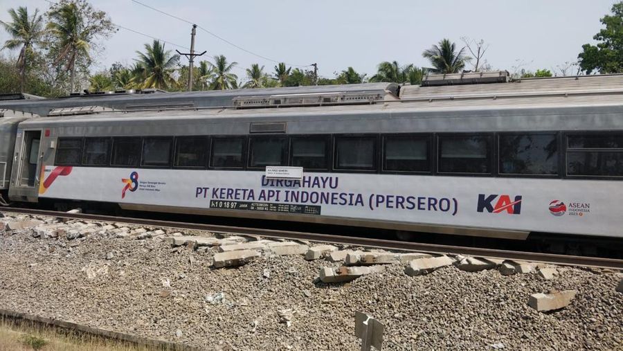 Kereta Api Argo Semeru anjlok di kilometer 520 +4 Petak Jalan Sentolo, Wates, Selasa (17/10). (Dok. Facebook @Chiara Hawnuhita)