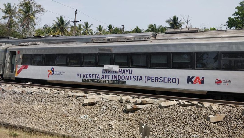 Kereta Api Argo Semeru anjlok di kilometer 520 +4 Petak Jalan Sentolo, Wates, Selasa (17/10). (Dok. Facebook @Chiara Hawnuhita)