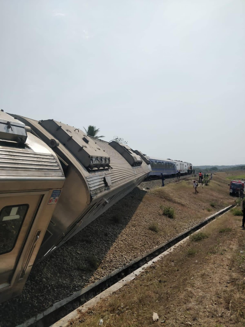 Kereta Api Argo Semeru anjlok di kilometer 520 +4 Petak Jalan Sentolo, Wates, Selasa (17/10). Kereta Api Argo Semeru anjlok di kilometer 520 +4 Petak Jalan Sentolo, Wates, Selasa (17/10). (Dok. Facebook @Chiara Hawnuhita)