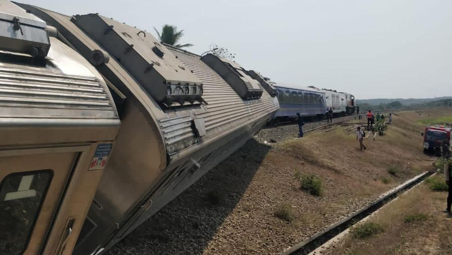 Kereta Api Argo Semeru anjlok di kilometer 520 +4 Petak Jalan Sentolo, Wates, Selasa (17/10). (Dok. Facebook @Chiara Hawnuhita)