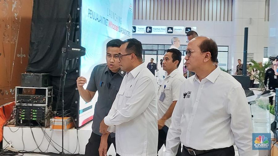 Menteri Perhubungan dan Wamen BUMN II serta Dirut KCIC mengantar penumpang ke peron saat launching Penjualan Tiket Whoosh di Aplikasi Mobile. (CNBC indonesia/Feri Sandria)