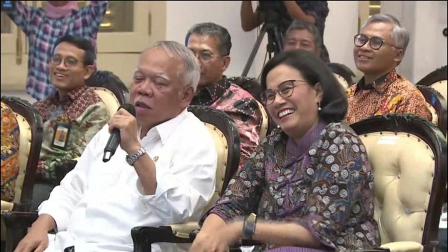Menteri PUPR Basuki Hadimuljono (Kiri) dan Menteri Keuangan Sri Mulyani dalam Malam Penganugrahan The Asset Manager 2023. (Tangkapan Layar Youtube Lembaga Manajemen Aset Negara)