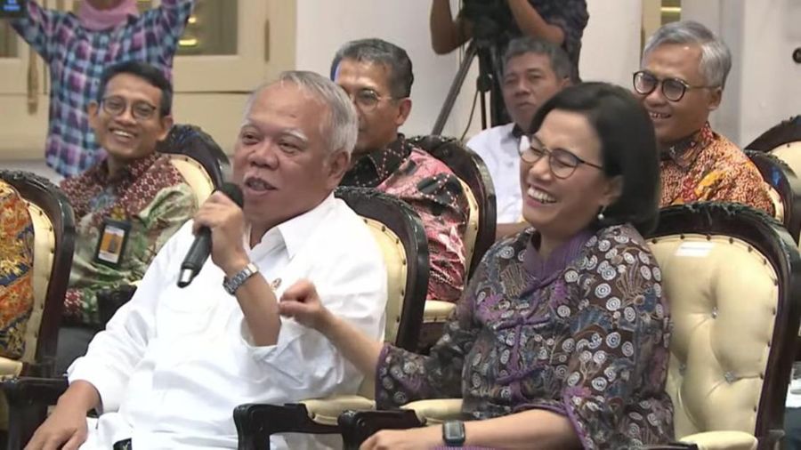 Menteri PUPR Basuki Hadimuljono (Kiri) dan Menteri Keuangan Sri Mulyani dalam Malam Penganugrahan The Asset Manager 2023. (Tangkapan Layar Youtube Lembaga Manajemen Aset Negara)