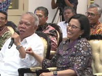 Asiknya Pak Bas Main Drum, Sri Mulyani Nyanyi Bareng Andien