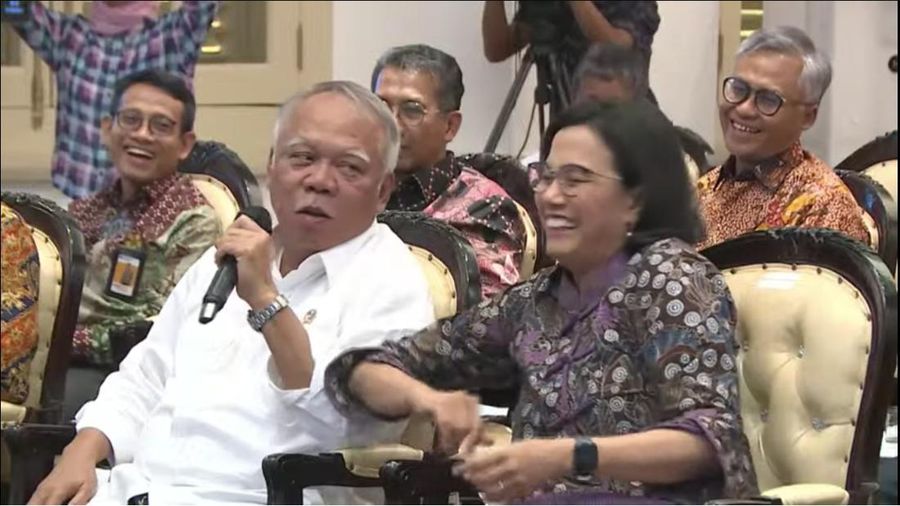 Menteri PUPR Basuki Hadimuljono (Kiri) dan Menteri Keuangan Sri Mulyani dalam Malam Penganugrahan The Asset Manager 2023. (Tangkapan Layar Youtube Lembaga Manajemen Aset Negara)