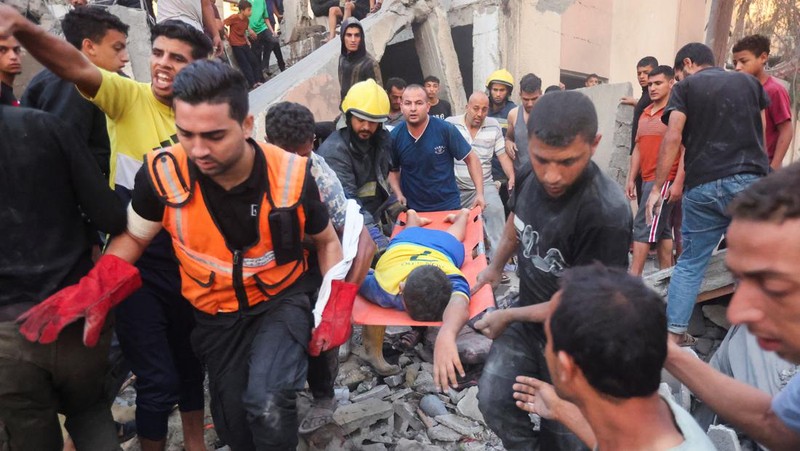 Jenazah warga Palestina yang tewas dalam serangan Israel dibaringkan di sebuah rumah sakit di Khan Younis di Jalur Gaza selatan (REUTERS/Mohammed Salem)