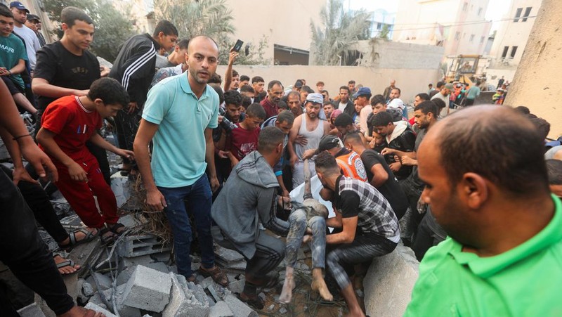 Jenazah warga Palestina yang tewas dalam serangan Israel dibaringkan di sebuah rumah sakit di Khan Younis di Jalur Gaza selatan (REUTERS/Mohammed Salem)