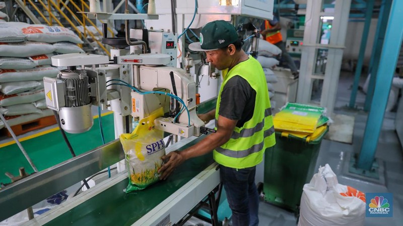 Pekerja melakukan pengemasan beras stabilisasi pasokan dan harga pangan (SPHP) di gudang Bulog Kanwil Jakarta Banten di Kelapa Gading, Jakarta Utara, Selasa (17/10/2023). Beras SPHP bertujuan untuk menurunkan harga beras di pasaran. (CNBC Indonesia/Faisal Rahman)