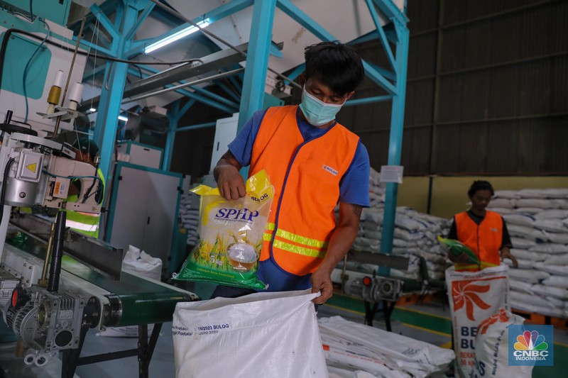 Pekerja melakukan pengemasan beras stabilisasi pasokan dan harga pangan (SPHP) di gudang Bulog Kanwil Jakarta Banten di Kelapa Gading, Jakarta Utara, Selasa (17/10/2023). Beras SPHP bertujuan untuk menurunkan harga beras di pasaran. (CNBC Indonesia/Faisal Rahman) Pekerja melakukan pengemasan beras stabilisasi pasokan dan harga pangan (SPHP) di gudang Bulog Kanwil Jakarta Banten di Kelapa Gading, Jakarta Utara, Selasa (17/10/2023). Beras SPHP bertujuan untuk menurunkan harga beras di pasaran. (CNBC Indonesia/Faisal Rahman)