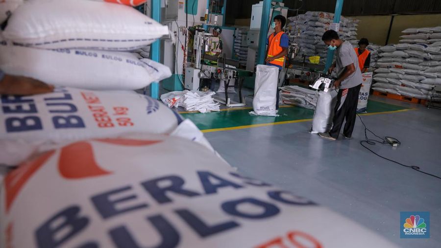 Pekerja melakukan pengemasan beras stabilisasi pasokan dan harga pangan (SPHP) di gudang Bulog Kanwil Jakarta Banten di Kelapa Gading, Jakarta Utara, Selasa (17/10/2023). Beras SPHP bertujuan untuk menurunkan harga beras di pasaran. (CNBC Indonesia/Faisal Rahman)