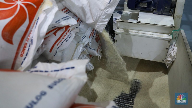 Pekerja melakukan pengemasan beras stabilisasi pasokan dan harga pangan (SPHP) di gudang Bulog Kanwil Jakarta Banten di Kelapa Gading, Jakarta Utara, Selasa (17/10/2023). Beras SPHP bertujuan untuk menurunkan harga beras di pasaran. (CNBC Indonesia/Faisal Rahman) Pekerja melakukan pengemasan beras stabilisasi pasokan dan harga pangan (SPHP) di gudang Bulog Kanwil Jakarta Banten di Kelapa Gading, Jakarta Utara, Selasa (17/10/2023). Beras SPHP bertujuan untuk menurunkan harga beras di pasaran. (CNBC Indonesia/Faisal Rahman)