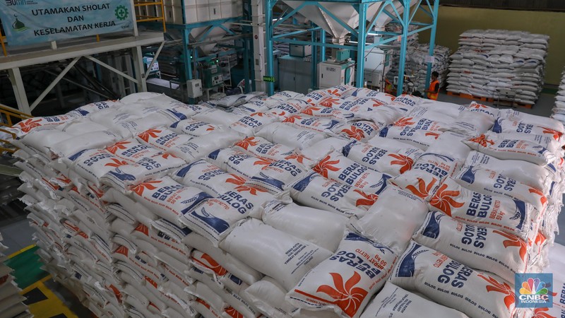 Pekerja melakukan pengemasan beras stabilisasi pasokan dan harga pangan (SPHP) di gudang Bulog Kanwil Jakarta Banten di Kelapa Gading, Jakarta Utara, Selasa (17/10/2023). Beras SPHP bertujuan untuk menurunkan harga beras di pasaran. (CNBC Indonesia/Faisal Rahman)