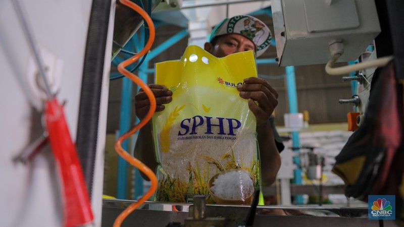 Pekerja melakukan pengemasan beras stabilisasi pasokan dan harga pangan (SPHP) di gudang Bulog Kanwil Jakarta Banten di Kelapa Gading, Jakarta Utara, Selasa (17/10/2023). Beras SPHP bertujuan untuk menurunkan harga beras di pasaran. (CNBC Indonesia/Faisal Rahman) Pekerja melakukan pengemasan beras stabilisasi pasokan dan harga pangan (SPHP) di gudang Bulog Kanwil Jakarta Banten di Kelapa Gading, Jakarta Utara, Selasa (17/10/2023). Beras SPHP bertujuan untuk menurunkan harga beras di pasaran. (CNBC Indonesia/Faisal Rahman)