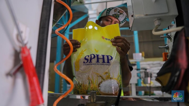 Pekerja melakukan pengemasan beras stabilisasi pasokan dan harga pangan (SPHP) di gudang Bulog Kanwil Jakarta Banten di Kelapa Gading, Jakarta Utara, Selasa (17/10/2023). Beras SPHP bertujuan untuk menurunkan harga beras di pasaran. (CNBC Indonesia/Faisal Rahman)