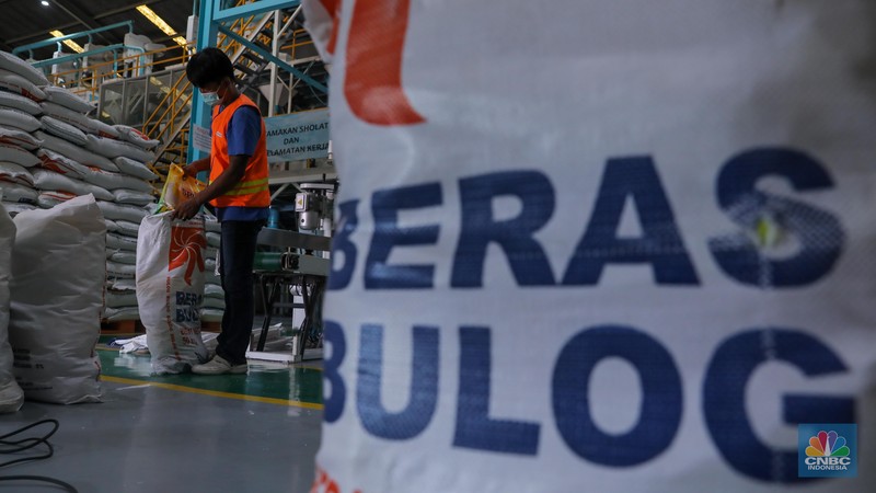 Pekerja melakukan pengemasan beras stabilisasi pasokan dan harga pangan (SPHP) di gudang Bulog Kanwil Jakarta Banten di Kelapa Gading, Jakarta Utara, Selasa (17/10/2023). Beras SPHP bertujuan untuk menurunkan harga beras di pasaran. (CNBC Indonesia/Faisal Rahman) Pekerja melakukan pengemasan beras stabilisasi pasokan dan harga pangan (SPHP) di gudang Bulog Kanwil Jakarta Banten di Kelapa Gading, Jakarta Utara, Selasa (17/10/2023). Beras SPHP bertujuan untuk menurunkan harga beras di pasaran. (CNBC Indonesia/Faisal Rahman)