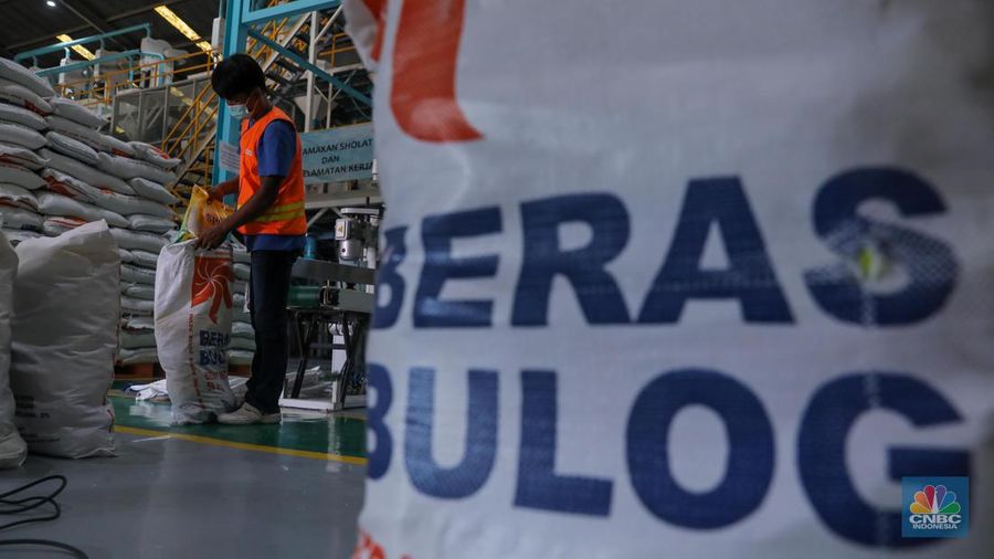 Pekerja melakukan pengemasan beras stabilisasi pasokan dan harga pangan (SPHP) di gudang Bulog Kanwil Jakarta Banten di Kelapa Gading, Jakarta Utara, Selasa (17/10/2023). Beras SPHP bertujuan untuk menurunkan harga beras di pasaran. (CNBC Indonesia/Faisal Rahman)