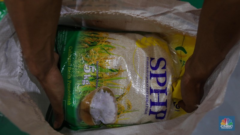 Pekerja melakukan pengemasan beras stabilisasi pasokan dan harga pangan (SPHP) di gudang Bulog Kanwil Jakarta Banten di Kelapa Gading, Jakarta Utara, Selasa (17/10/2023). Beras SPHP bertujuan untuk menurunkan harga beras di pasaran. (CNBC Indonesia/Faisal Rahman) Pekerja melakukan pengemasan beras stabilisasi pasokan dan harga pangan (SPHP) di gudang Bulog Kanwil Jakarta Banten di Kelapa Gading, Jakarta Utara, Selasa (17/10/2023). Beras SPHP bertujuan untuk menurunkan harga beras di pasaran. (CNBC Indonesia/Faisal Rahman)