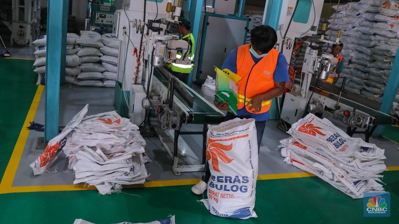 Pekerja melakukan pengemasan beras stabilisasi pasokan dan harga pangan (SPHP) di gudang Bulog Kanwil Jakarta Banten di Kelapa Gading, Jakarta Utara, Selasa (17/10/2023). Beras SPHP bertujuan untuk menurunkan harga beras di pasaran. (CNBC Indonesia/Faisal Rahman)