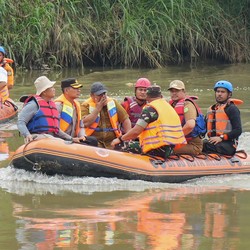 Bobby Nasution Pantau Perkembangan Bersih-bersih Sungai Deli