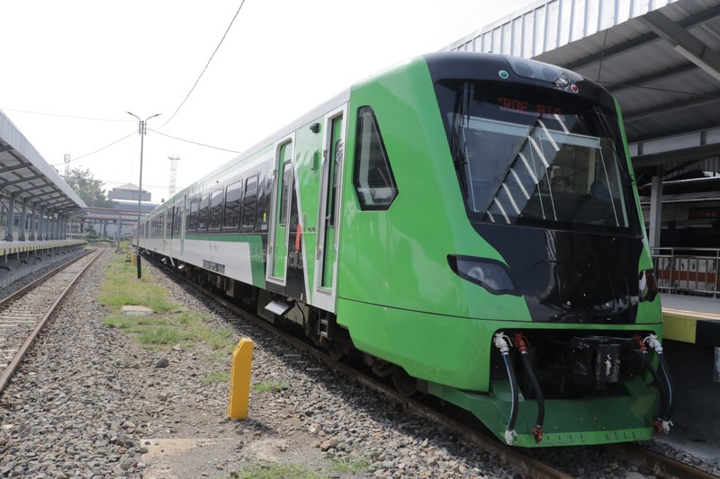 Penampakan KA Feeder Kereta Cepat Whoosh yang mengantarkan penumpang ke Stasiun Bandung. (Dok: KAI) Penampakan KA Feeder Kereta Cepat Whoosh yang mengantarkan penumpang ke Stasiun Bandung. (Dok: KAI)