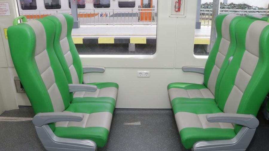 Penampakan KA Feeder Kereta Cepat Whoosh yang mengantarkan penumpang ke Stasiun Bandung. (Dok: KAI)