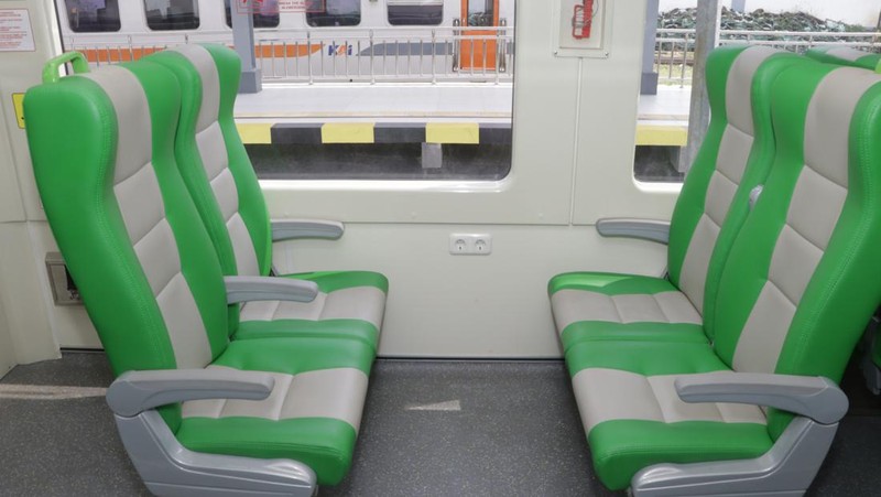 Penampakan KA Feeder Kereta Cepat Whoosh yang mengantarkan penumpang ke Stasiun Bandung. (Dok: KAI)