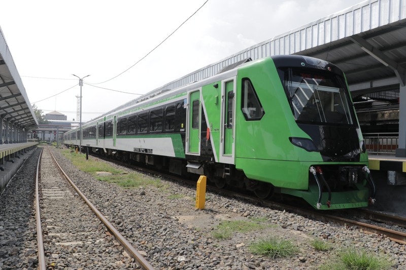 Penampakan KA Feeder Kereta Cepat Whoosh yang mengantarkan penumpang ke Stasiun Bandung. (Dok: KAI) Penampakan KA Feeder Kereta Cepat Whoosh yang mengantarkan penumpang ke Stasiun Bandung. (Dok: KAI)