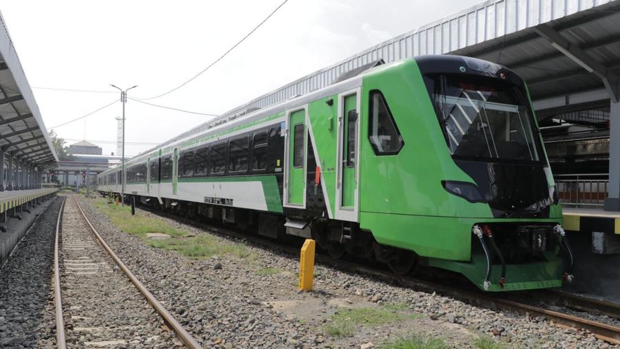 Penampakan KA Feeder Kereta Cepat Whoosh yang mengantarkan penumpang ke Stasiun Bandung. (Dok: KAI)