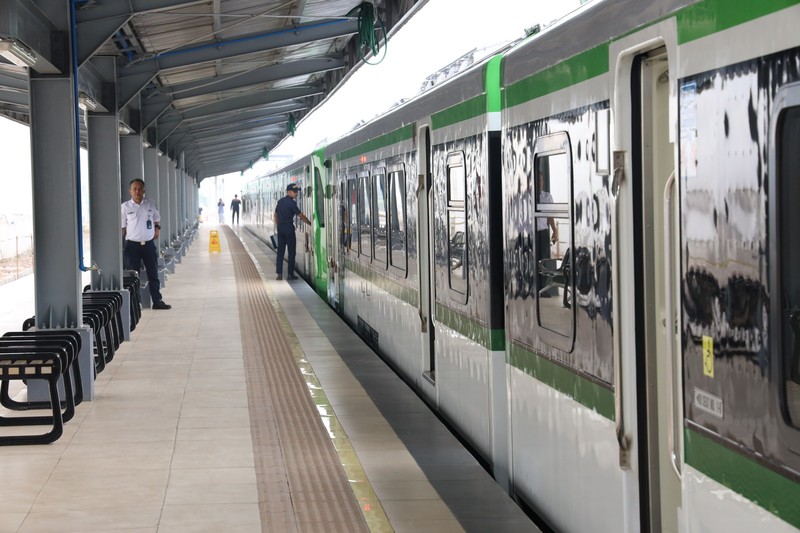 Penampakan KA Feeder Kereta Cepat Whoosh yang mengantarkan penumpang ke Stasiun Bandung. (Dok: KAI) Penampakan KA Feeder Kereta Cepat Whoosh yang mengantarkan penumpang ke Stasiun Bandung. (Dok: KAI)