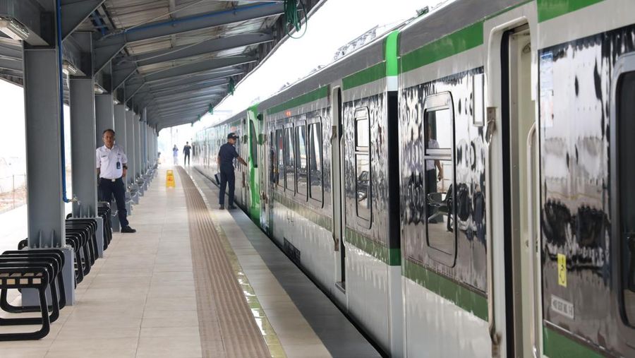 Penampakan KA Feeder Kereta Cepat Whoosh yang mengantarkan penumpang ke Stasiun Bandung. (Dok: KAI)