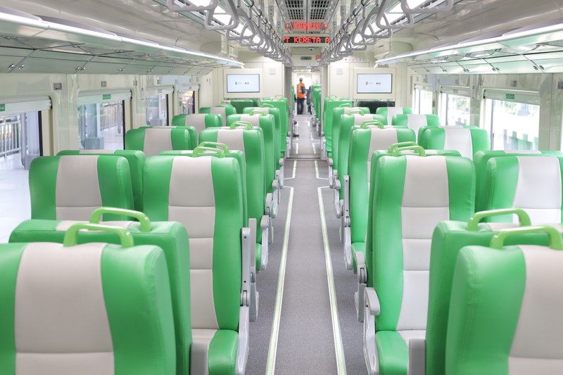 Penampakan KA Feeder Kereta Cepat Whoosh yang mengantarkan penumpang ke Stasiun Bandung. (Dok: KAI) Penampakan KA Feeder Kereta Cepat Whoosh yang mengantarkan penumpang ke Stasiun Bandung. (Dok: KAI)