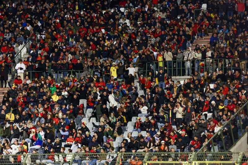 Penonton tertahan di dalam stadion saat laga Belgia vs Swedia pada Kualifikasi Euro 2024 terjadi penembakan di luar stadion. (REUTERS/Yves Herman)