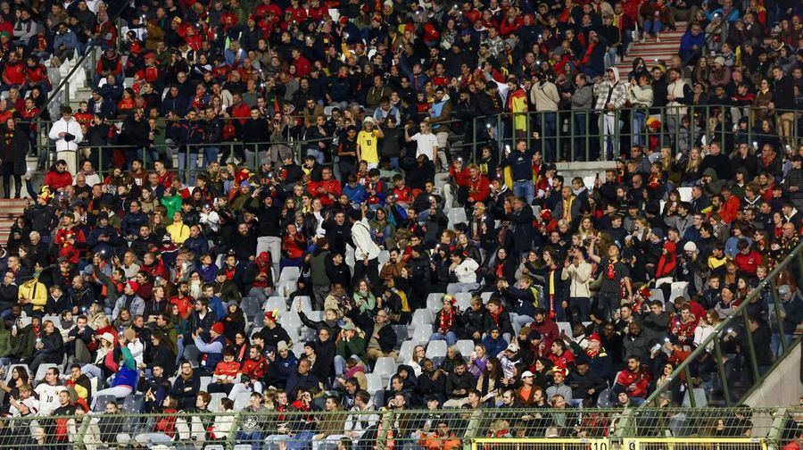 Penonton tertahan di dalam stadion saat laga Belgia vs Swedia pada Kualifikasi Euro 2024 terjadi penembakan di luar stadion. (REUTERS/Yves Herman)