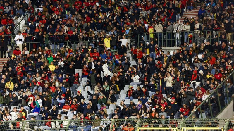 Penonton tertahan di dalam stadion saat laga Belgia vs Swedia pada Kualifikasi Euro 2024 terjadi penembakan di luar stadion. (REUTERS/Yves Herman)