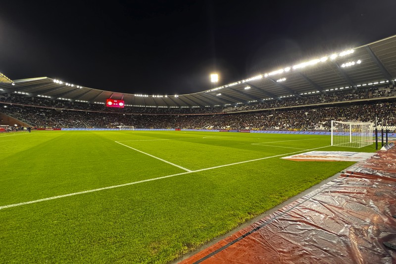 Penonton tertahan di dalam stadion saat laga Belgia vs Swedia pada Kualifikasi Euro 2024 terjadi penembakan di luar stadion. (REUTERS/Yves Herman)