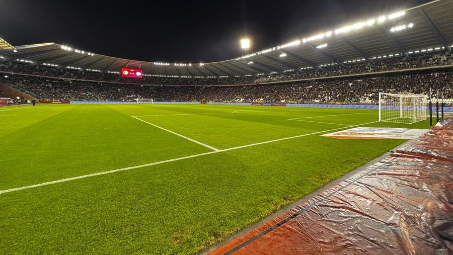 Penonton tertahan di dalam stadion saat laga Belgia vs Swedia pada Kualifikasi Euro 2024 terjadi penembakan di luar stadion. (REUTERS/Yves Herman)