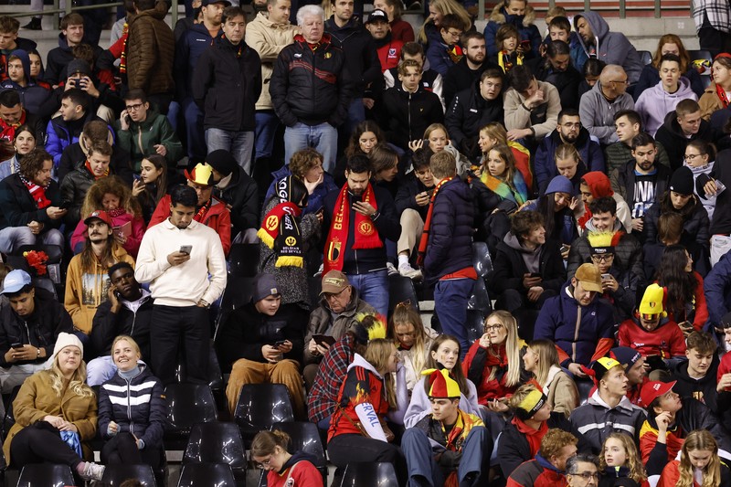 Penonton tertahan di dalam stadion saat laga Belgia vs Swedia pada Kualifikasi Euro 2024 terjadi penembakan di luar stadion. (REUTERS/Yves Herman)