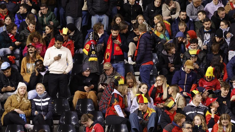 Penonton tertahan di dalam stadion saat laga Belgia vs Swedia pada Kualifikasi Euro 2024 terjadi penembakan di luar stadion. (REUTERS/Yves Herman)