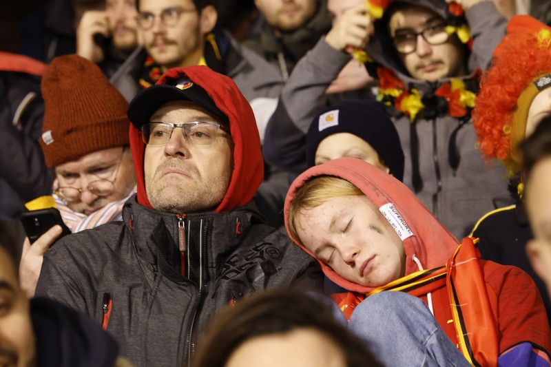 Penonton tertahan di dalam stadion saat laga Belgia vs Swedia pada Kualifikasi Euro 2024 terjadi penembakan di luar stadion. (REUTERS/Yves Herman)